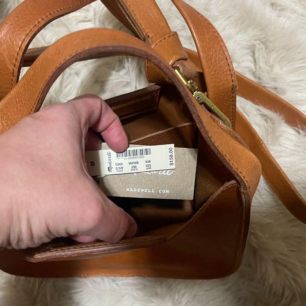 Classic Tan Leather Crossbody Bag - Elegant Everyday Carry Madewell Sydney Bag - Picture 4 of 4